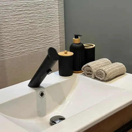 Appartement T1 Luxe Hyper Centre 100 M Du Port Clim Wifi Fibre Toulon